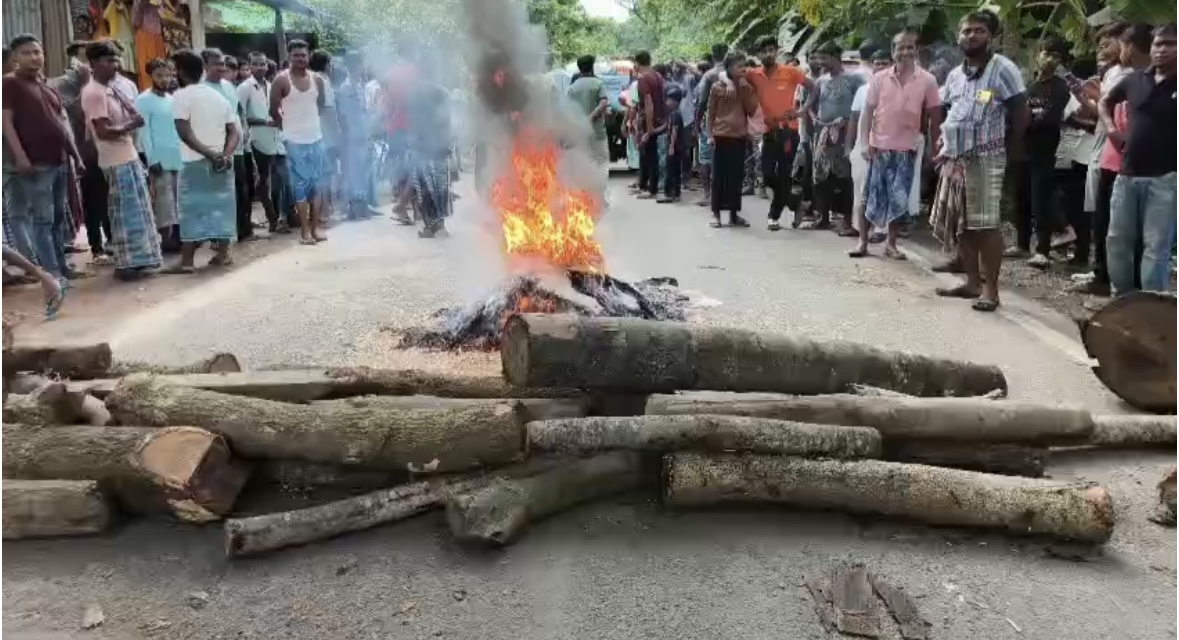 লাগাতার চুরি রুখতে রাস্তায় গ্রামবাসী, পুলিশের নিষ্ক্রিয়তার অভিযোগ