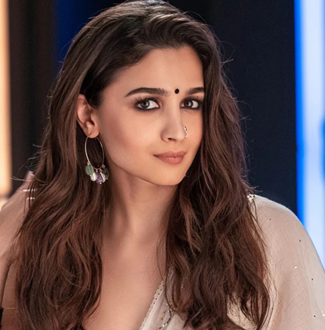 কানের রেড কার্পেটে ফের আলিয়া , আন্তর্জাতিক মঞ্চে দ্বিতীয়বার হাজিরা নিয়ে উচ্ছ্বসিত অভিনেত্রী