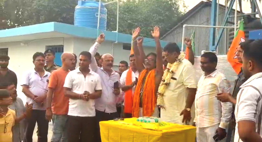 তৃণমূল না হারলে জামা পরব না! রানাঘাটে বিজেপি সমর্থকের দীর্ঘদিনের প্রতিজ্ঞা ভাঙালেন বিজেপি বিধায়ক