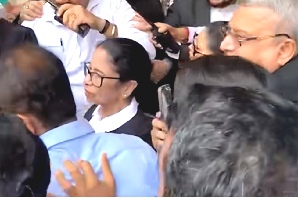 হাইকোর্টে মমতাকে ঘিরে ‘চোর-চোর’ স্লোগান! আইনজীবীর পোশাকে সওয়াল শেষে চরম উত্তেজনা