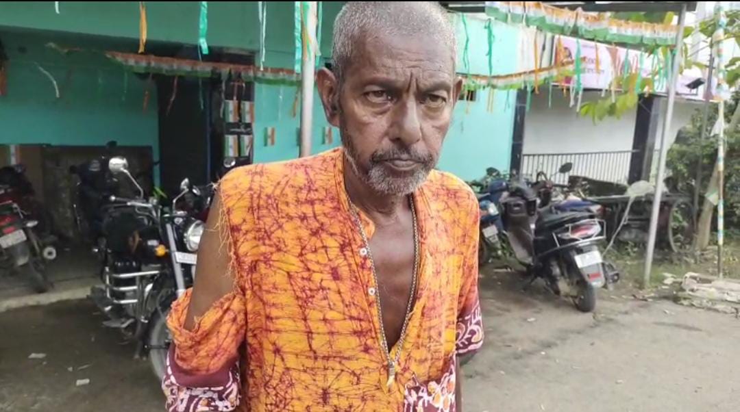 দিনদুপুরে তৃণমূল নেতার ছেলের দাদাগিরি , তোলা না দেওয়ায় বাঁশপেটা বৃদ্ধকে
