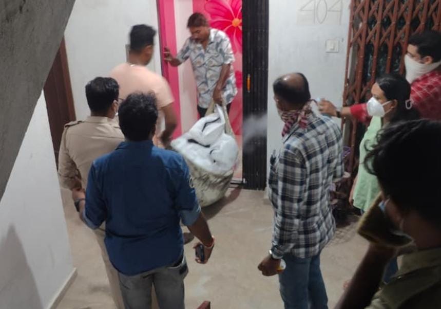 বন্ধ ফ্ল্যাট থেকে উদ্ধার যুবতীর পচাগলা দেহ , চাঞ্চল্য শ্রীরামপুরে