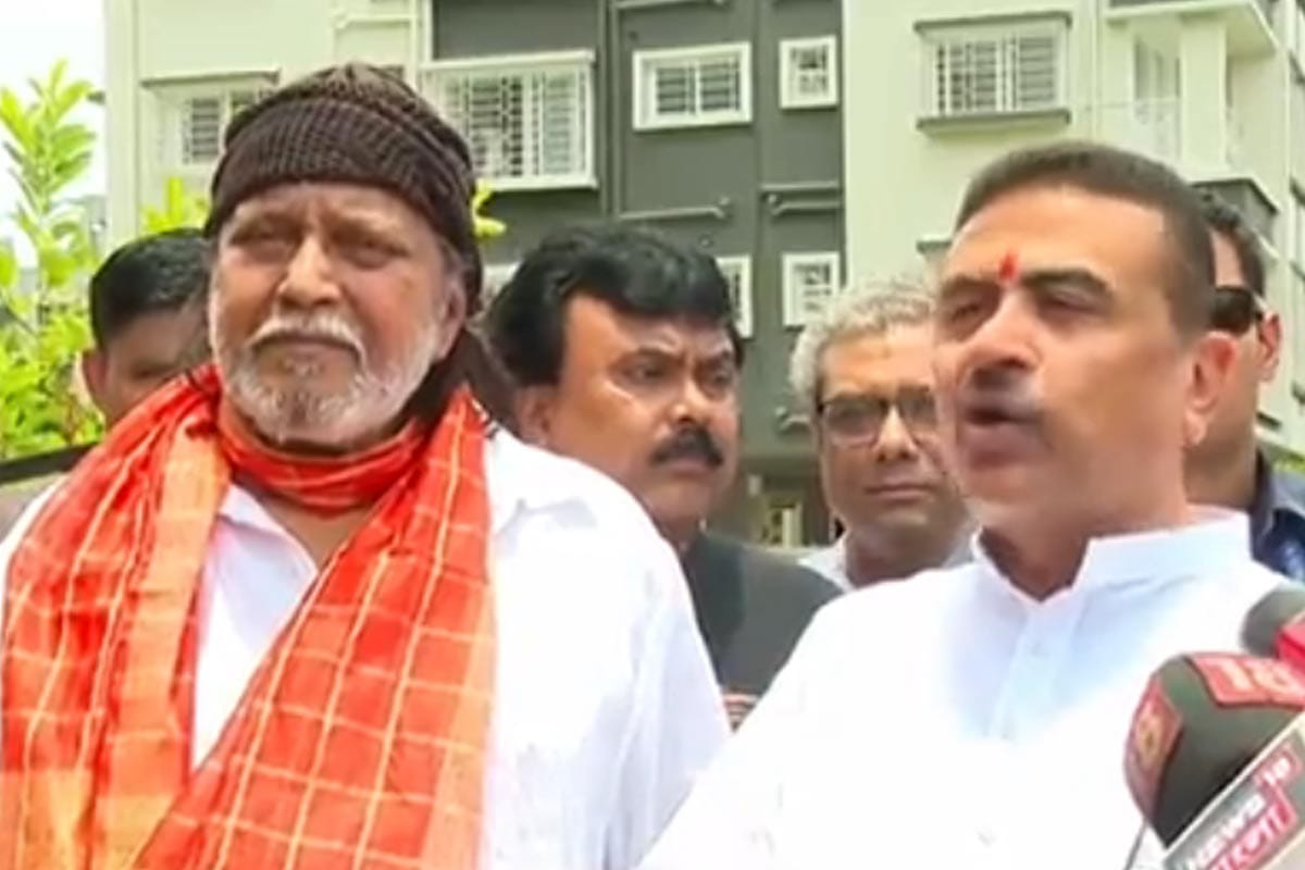 এর থেকে ভালো মুখ্যমন্ত্রী হয় না , শুভেন্দুকে পাশে নিয়ে ভূয়সী প্রশংসা মিঠুনের