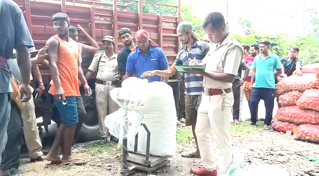 আলু বোঝাই ট্রাকে গাঁজা পাচার! মাথাভাঙ্গায় ৪ কুইন্টাল মাদকসহ পুলিশের জালে ২