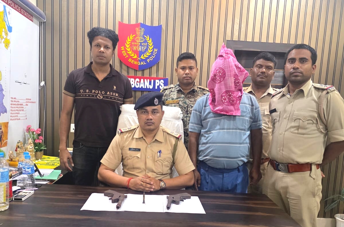 ঘাটপার ব্রিজে পুলিশের বড় সাফল্য! দুটি আগ্নেয়াস্ত্র-গুলিসহ গ্রেফতার তৃণমূল কর্মী