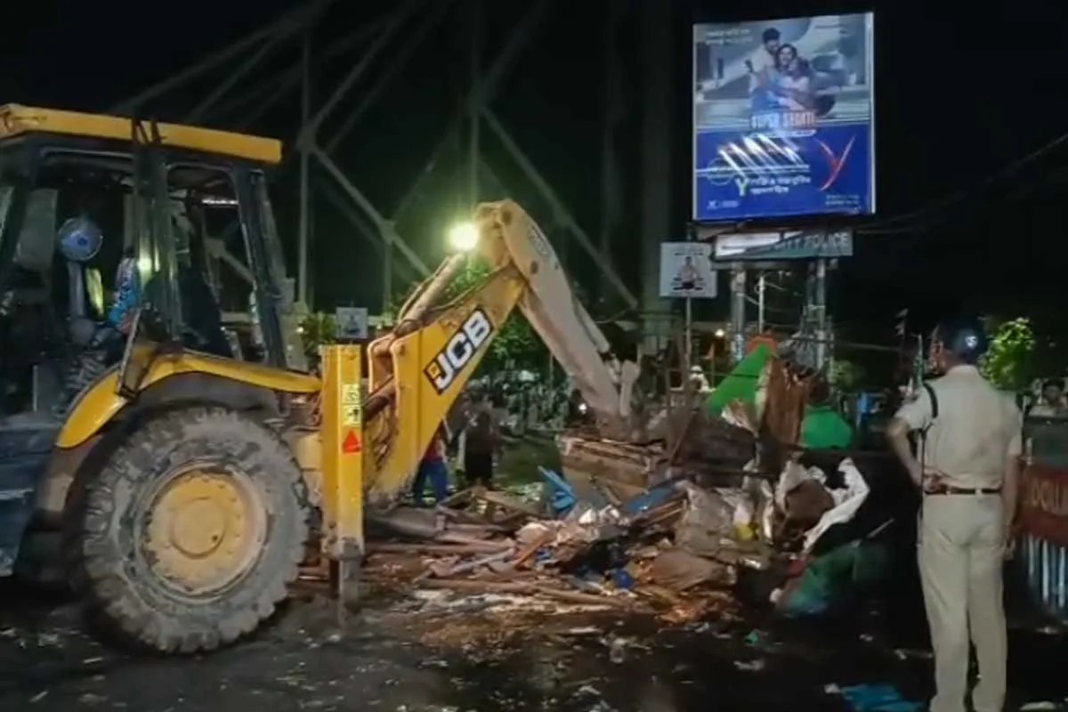 রাতের অন্ধকারে হাওড়ায় বুলডোজার অ্যাকশন , গুঁড়িয়ে দেওয়া হল ১৫০ অবৈধ দোকান