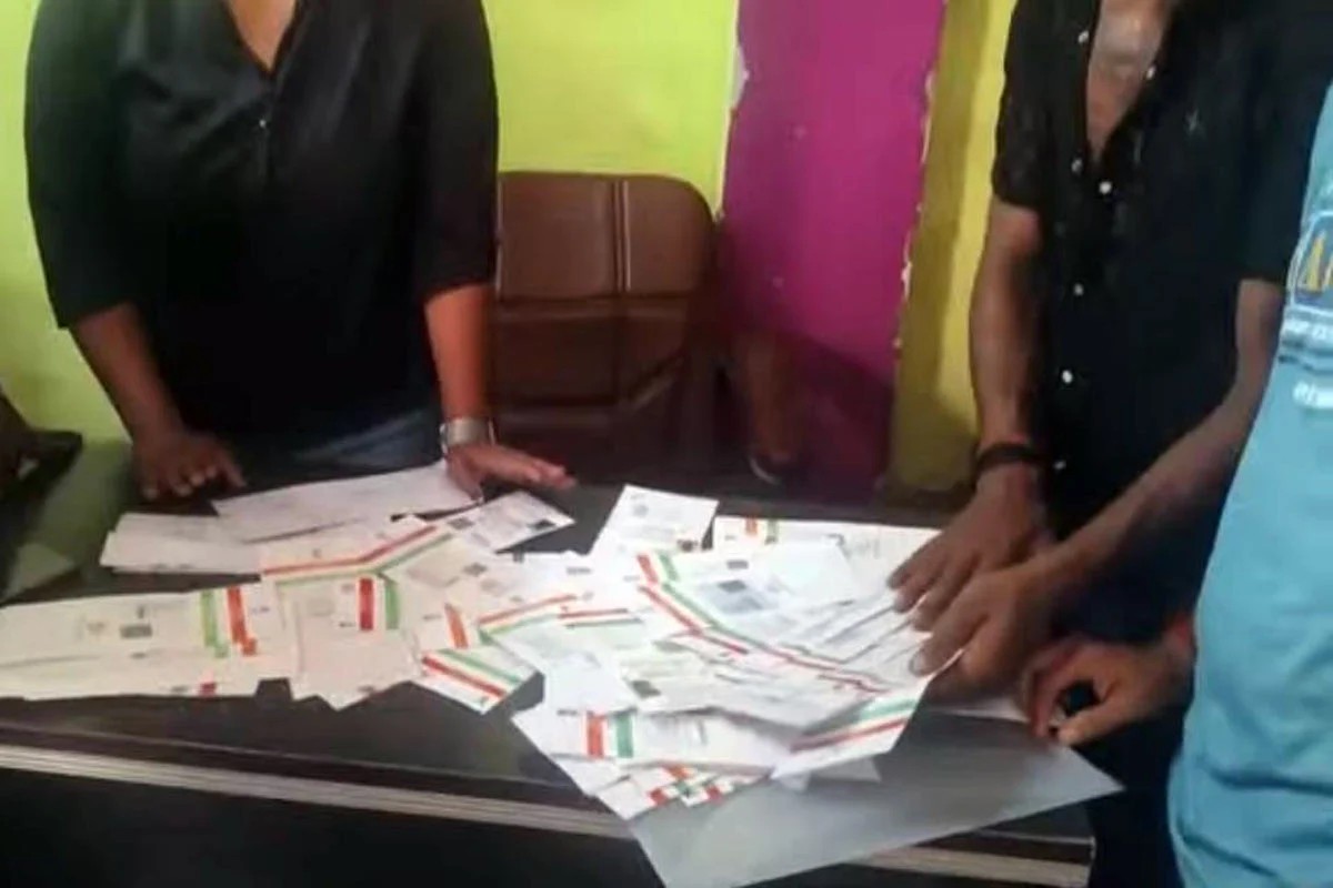 তৃণমূল অফিসে থরে থরে আধার কার্ড , ভোটের পর বিধাননগরে চাঞ্চল্য