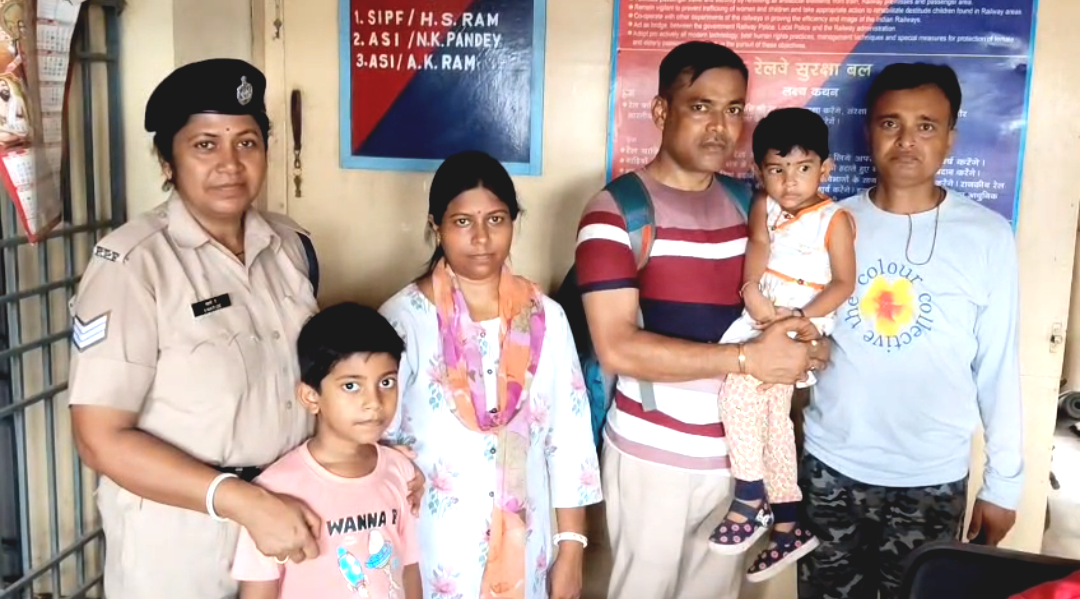দুই শিশুকে ট্রেনে তুলে উঠতে পারলেন না মা-বাবা, আরপিএফের তৎপরতায় পরিবারের কোলে ফিরল ভাই-বোন