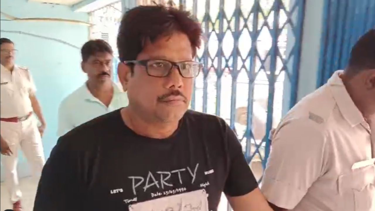 তোলাবাজির অভিযোগে পুলিশের জালে তৃণমূল নেতা , গ্রেফতার কৃষ্ণনগরের প্রাক্তন পঞ্চায়েত প্রধান
