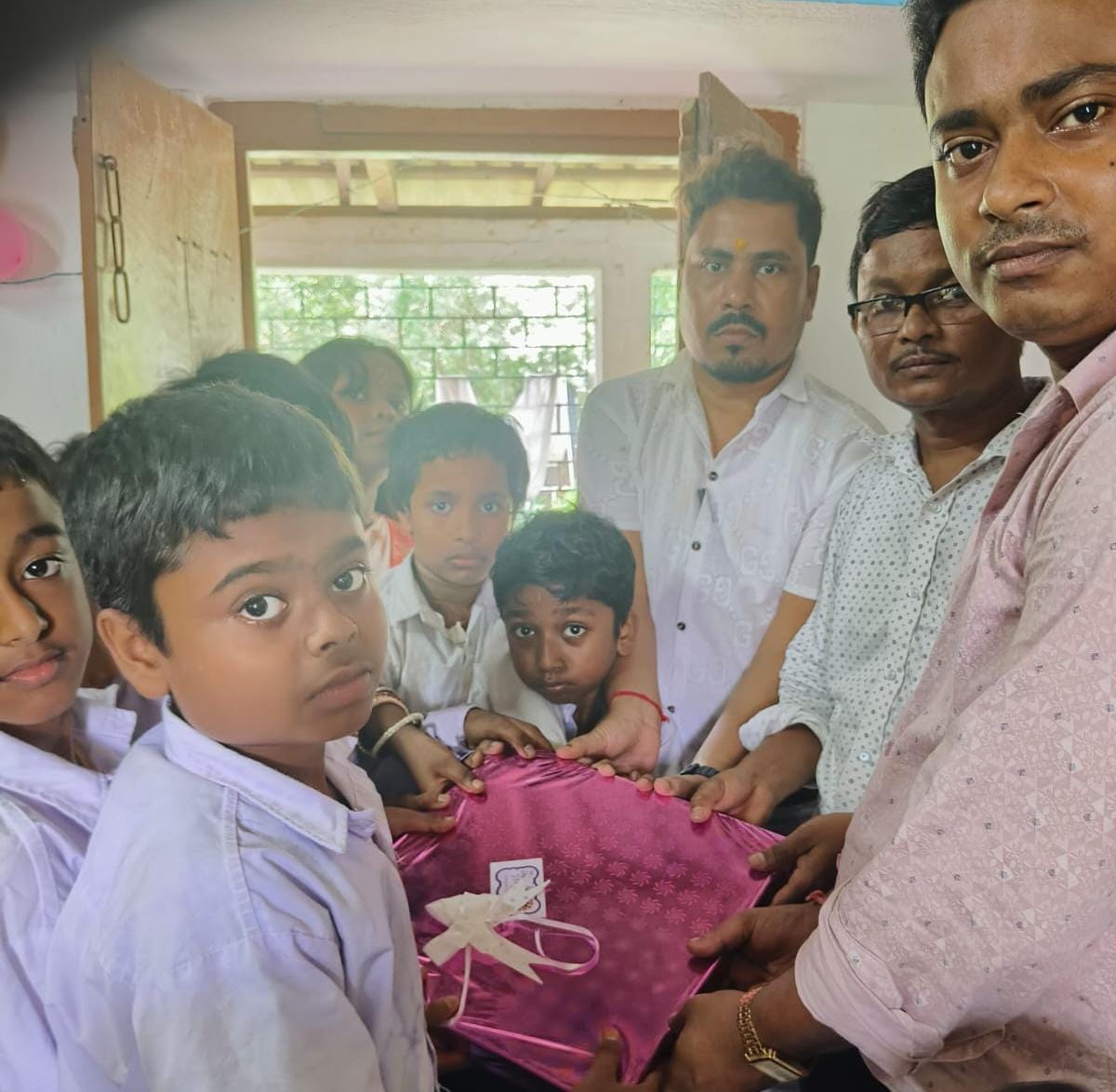 চাকরির সঞ্চয় বিলিয়ে মানবিকতার পাঠ , শিক্ষক দিবসে প্রেরণা রতন কুমার সাউ