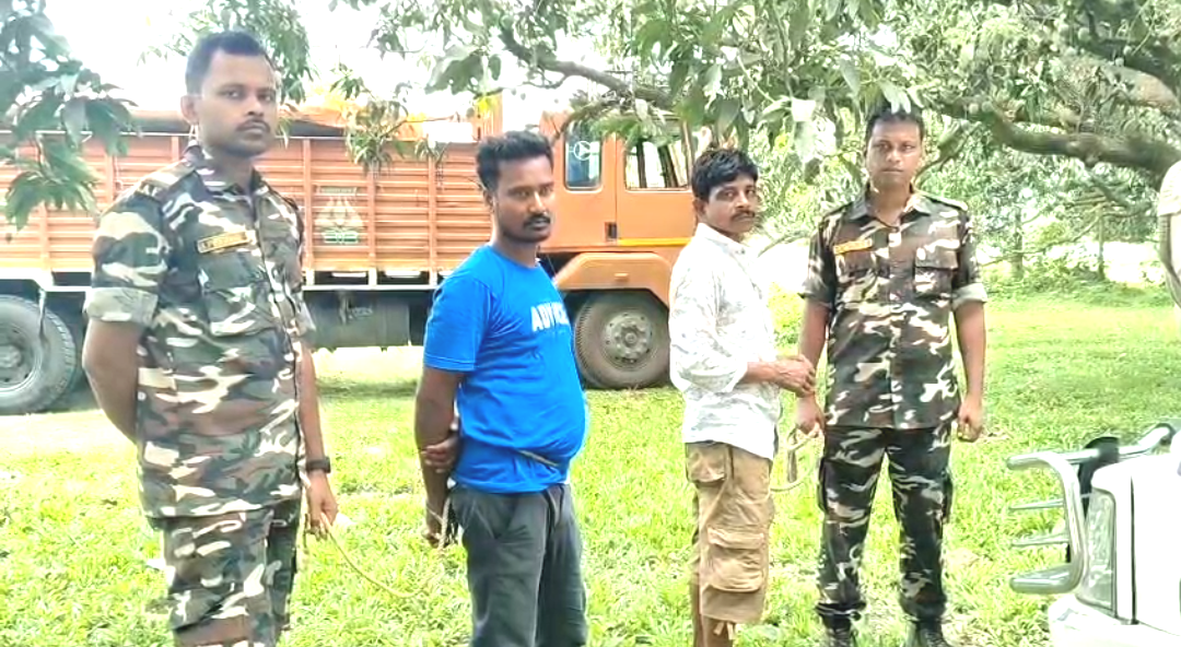 প্রায় ৮ লক্ষ টাকার সরকারি জলের পাইপ চুরির চেষ্টা! শান্তিপুরে লরিসহ গ্রেফতার ২