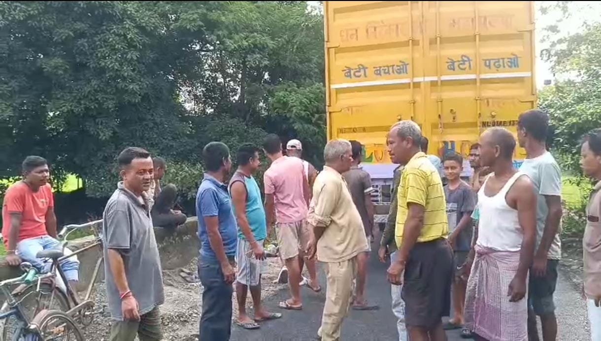 গ্রামের সরু রাস্তায় লরির দাপট , ফুঁসে উঠল এলাকাবাসী
