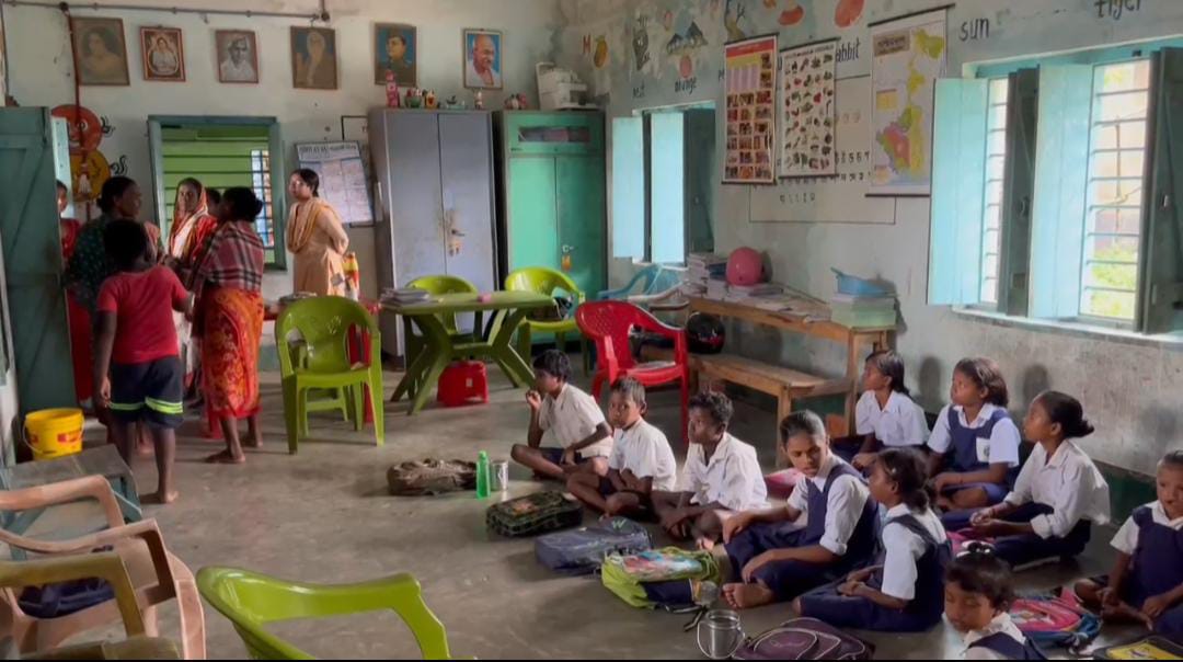 দীর্ঘদিন ধরে মিড ডে মিলের খাবার চুরি , প্রধান শিক্ষককে ঘিরে বিক্ষোভ অভিভাবকদের