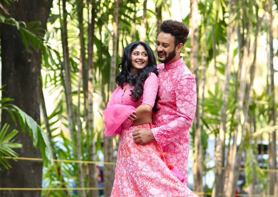 মধ্যরাতে ঘনিষ্ঠ ছবি পোস্ট, ‘কামিং সুন’ ক্যাপশনে বাড়ল রহস্য ! বিয়ের গুঞ্জনে সরগরম টলিপাড়া