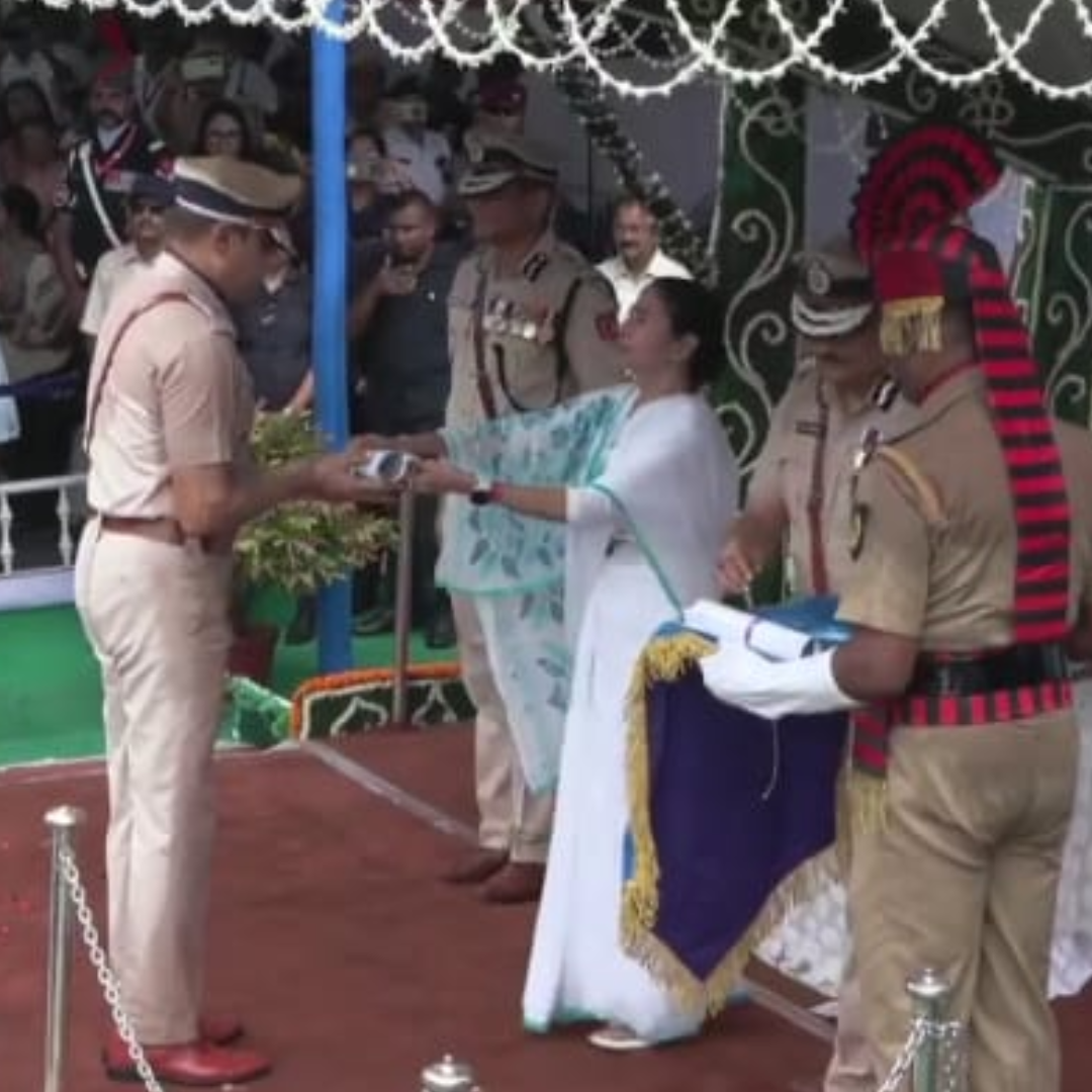 ৭৯তম স্বাধীনতা দিবসে রেড রোডে বীরত্ব ও কৃতিত্বের জন্য ছয় পুলিশ আধিকারিককে সম্মাননা প্রদান