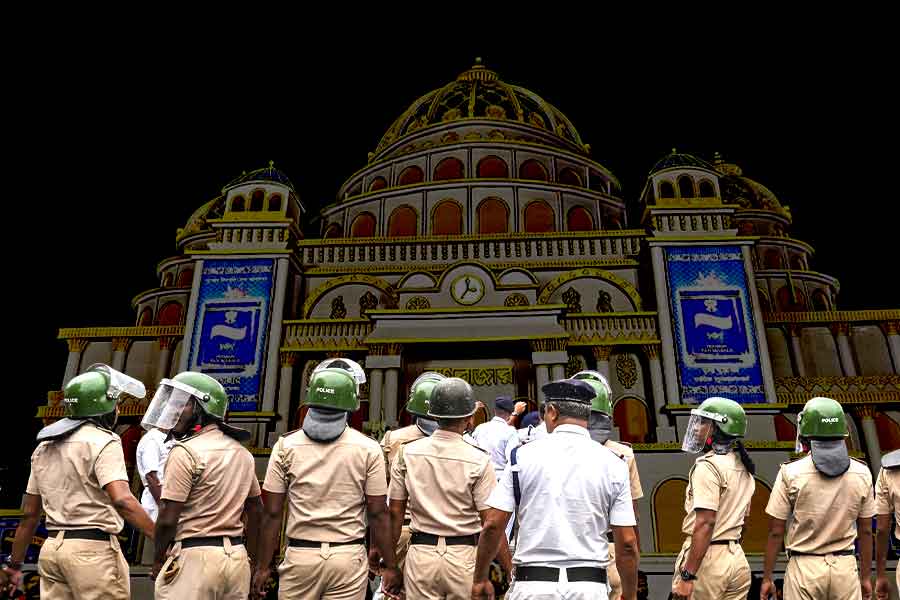 শৃঙ্খলায় জোর জেলা পুলিশের, দুর্গাপুজোয় মণ্ডপের উচ্চতা সীমা বেঁধে দিল প্রশাসন