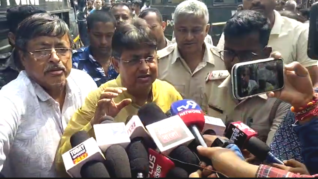 ২৭ লক্ষ নগদ, ৬০০ কার্তুজ! জেলা পরিষদের স্বাস্থ্য কর্মাধ্যক্ষ গ্রেফতার, তোলপাড় উত্তর ২৪ পরগণা