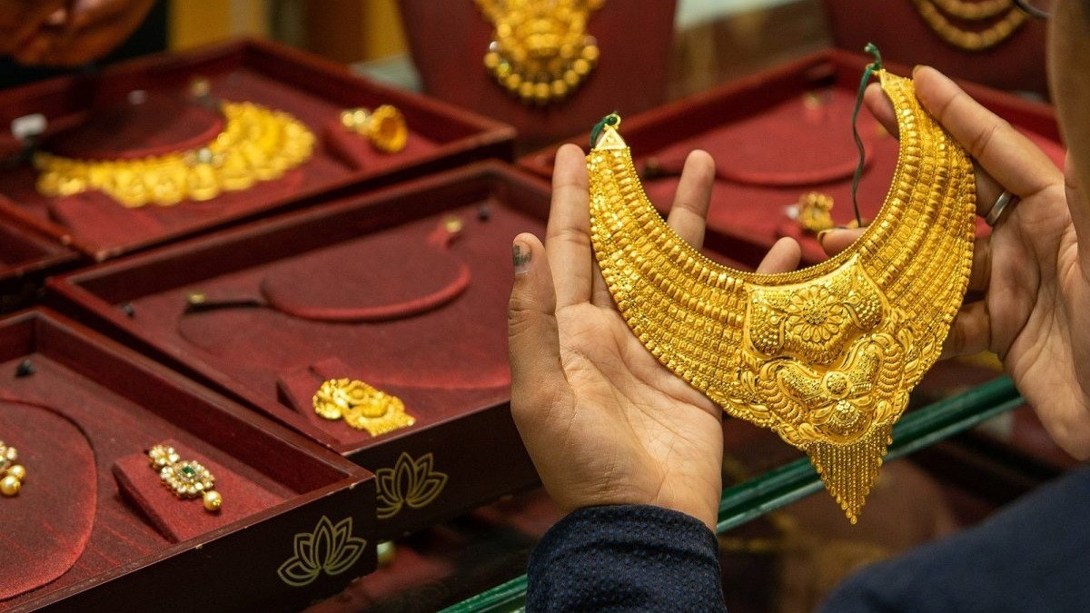 হলুদ ধাতুতে আগুন, লাগামছাড়া দামে অস্বস্তি