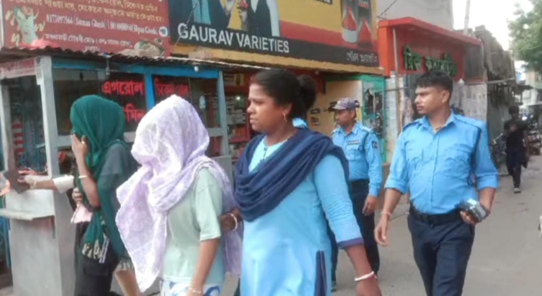 মালদহের বেসরকারি লজে মধুচক্রের আসর , আটক ২ যুবতী সহ ১ যুবক