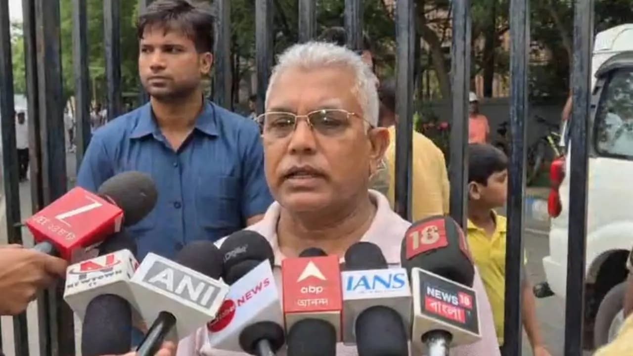 ইদের সকালে ঝালমুড়ি পার্টিতে মন্ত্রী দিলীপ ঘোষ , খোশমেজাজে আড্ডা