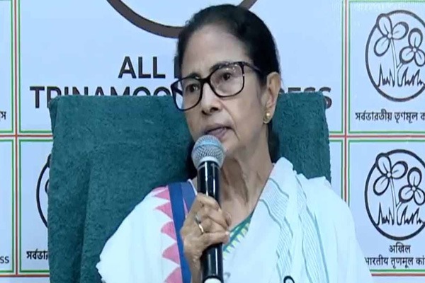 জনরোষের আতঙ্কে কালীঘাট বৈঠকেও অনীহা , মমতার ডাক ঘিরে সংশয়