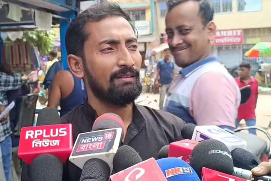 চাকরি হারিয়ে কালো পাঞ্জাবি পরে পরীক্ষায় মেহবুব মণ্ডল, ক্ষোভে সরব প্রার্থীরা