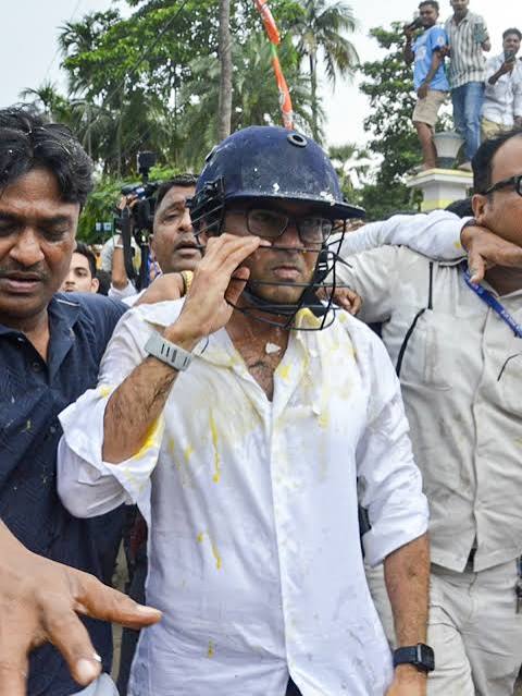 দুঃসময়ে অভিষেকের পাশে প্রবীণ নেতৃত্ব, নীরব নবীন শিবির ,রাজনীতির অন্দরে জোরালো আলোচনা : “শিক্ষা নিলেন অভিষেক?”