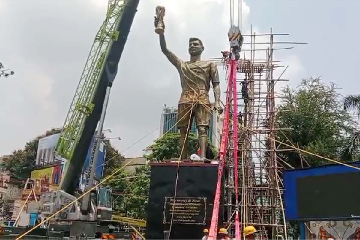 লেকটাউন থেকে বিদায় মেসির , দীর্ঘ টানাপোড়েনের পর সরানো হল ৭০ ফুটের বিশাল মূর্তি