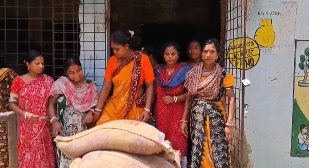 প্লাস্টিকের আগুনে রান্না মিড-ডে মিল! বারুইপুরে শিশুদের স্বাস্থ্য নিয়ে চরম গাফিলতির অভিযোগ