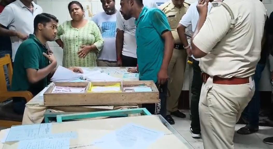 রোগী মৃত্যুকে কেন্দ্র করে ভাঙচুর, চিকিৎসককে চড় রোগীর পরিবারের