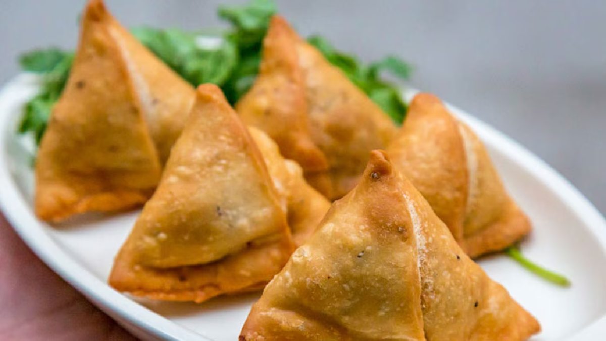সিঙ্গারা আনতে ভুলে যাওয়ায় স্বামীকে উল্টো করে ঝুলিয়ে মার,  হুলুস্থুল কান্ড স্ত্রীর