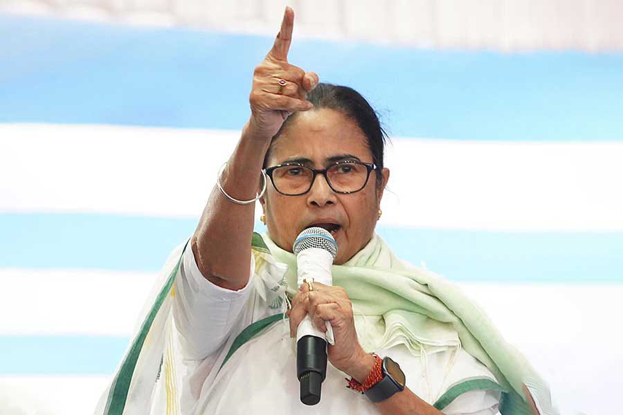 দল ভাঙনের জল্পনার মাঝেই পথে মমতা , ধর্না ঘিরে বাড়ছে রাজনৈতিক উত্তাপ