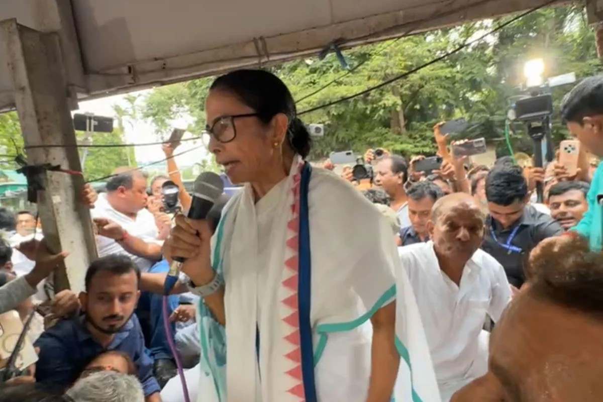 ওয়াই চ্যানেলে ধর্নায় মমতা , অনুপস্থিত একাধিক নেতা - বিধায়ক