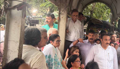 দিল্লি থেকে তৃণমূল ভাঙার খেলা চলছে , ধর্নামঞ্চ থেকে হুঙ্কার মমতার