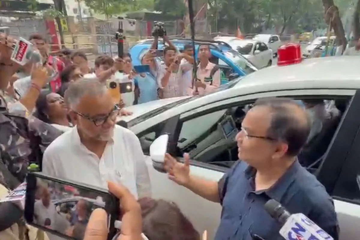 বিধানসভায় খোশ মেজাজে কুণাল ঘোষ , তাপসের বাড়ি গিয়ে খেতে চাইলেন লুচি-পটল ভাজা