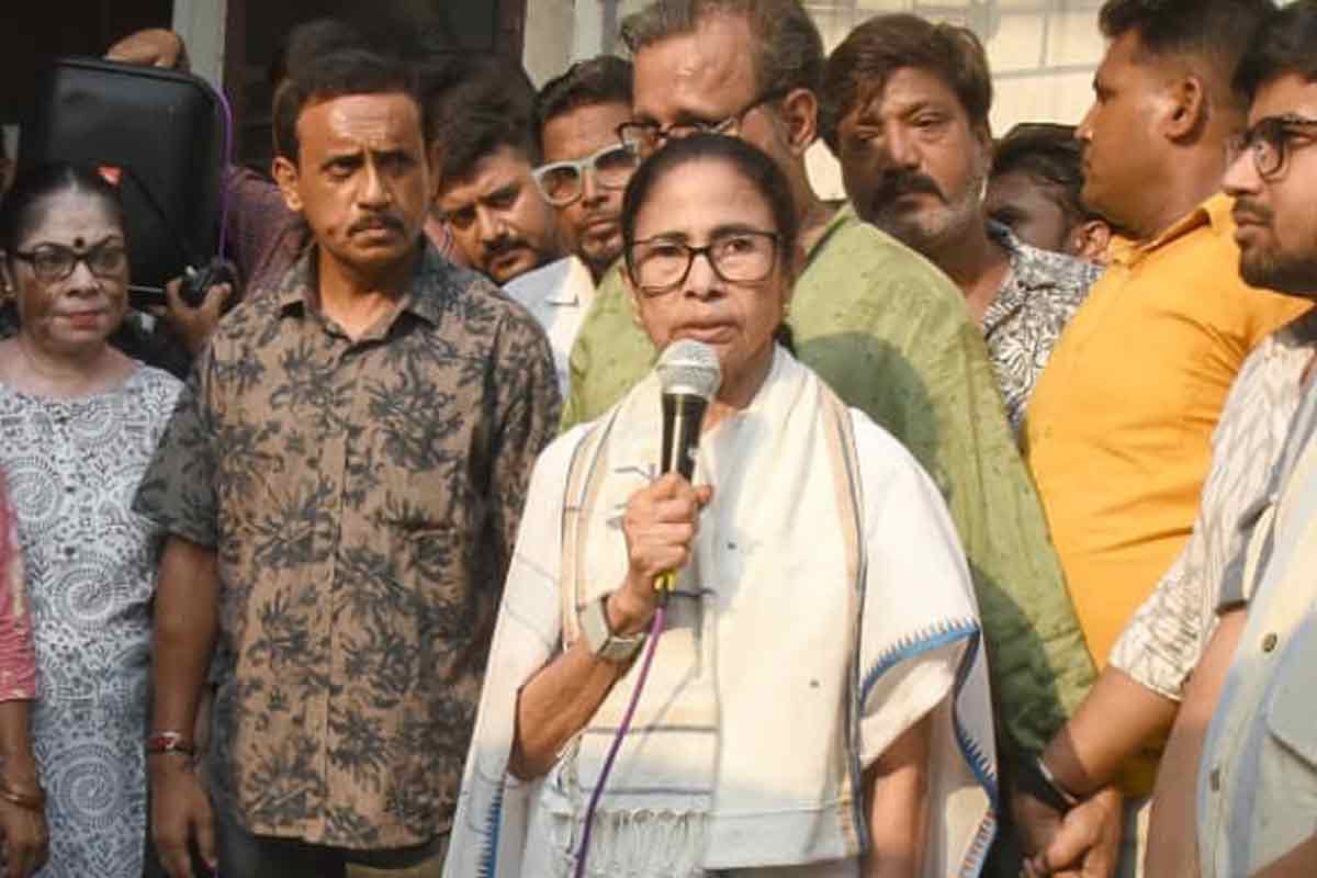 ভাঙা ঘর জোড়ার প্রয়াস , বিদ্রোহী বিধায়কদের দরজায় মমতা