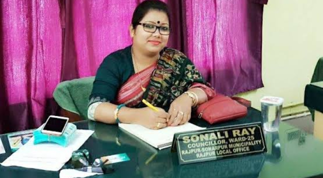 চোর’ পোস্টার ঘিরে তোলপাড় সোনারপুর! কাউন্সিলরের বাড়িতে হামলার অভিযোগ