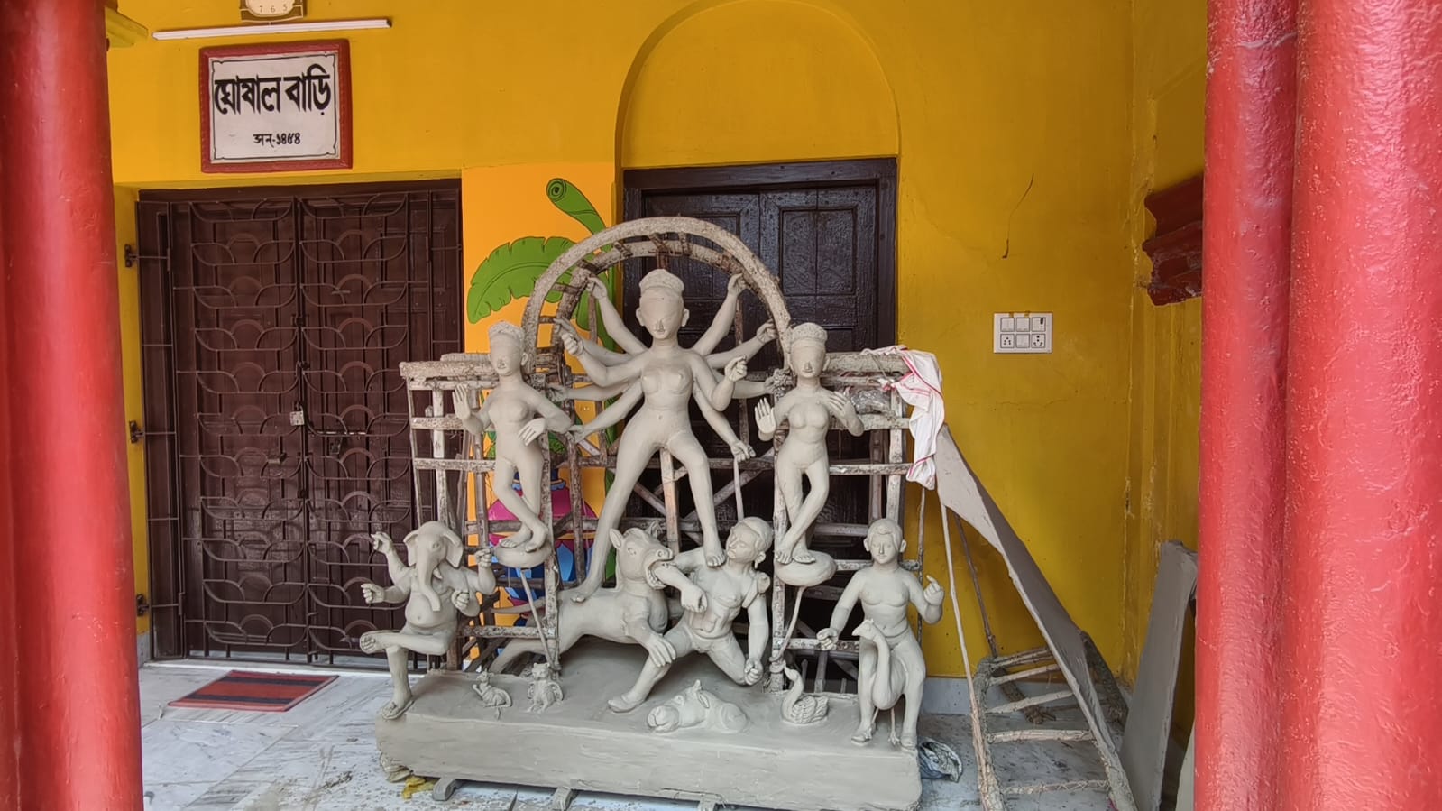 ঘোষাল বাড়ির দুর্গাপুজো, এবারের বিশেষ থিম বাংলা ভাষা আর বাঙালিদের উপর অত্যাচারের প্রতিবাদ