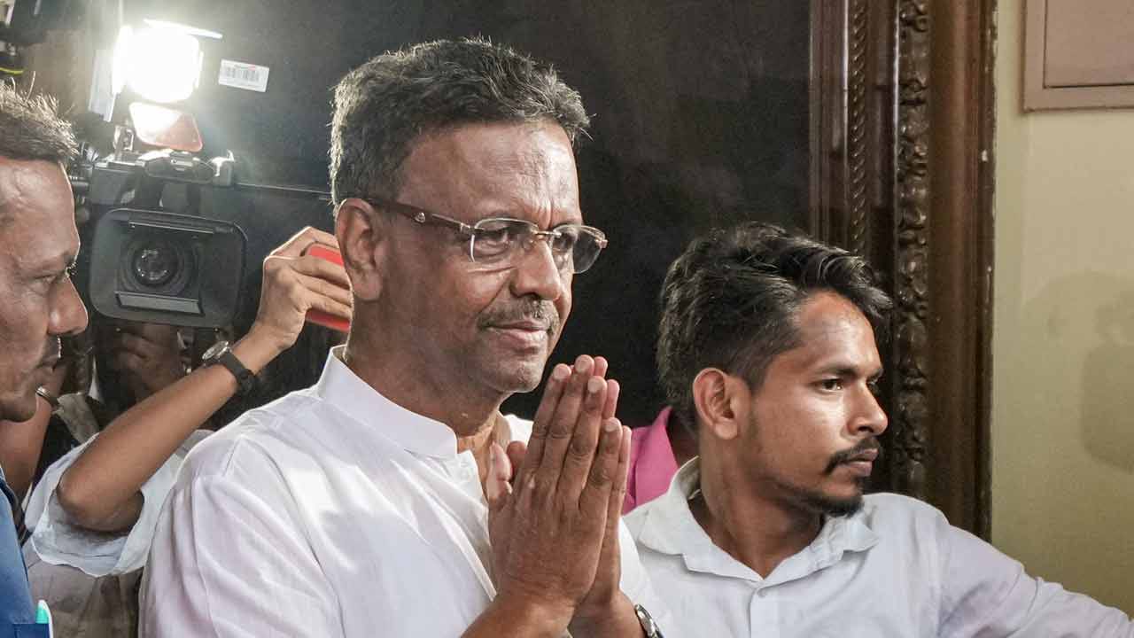 ফিরহাদের পদত্যাগের জেরে চাপে কলকাতা পুরসভা , বোর্ড ভাঙার ইঙ্গিত রাজ্যের