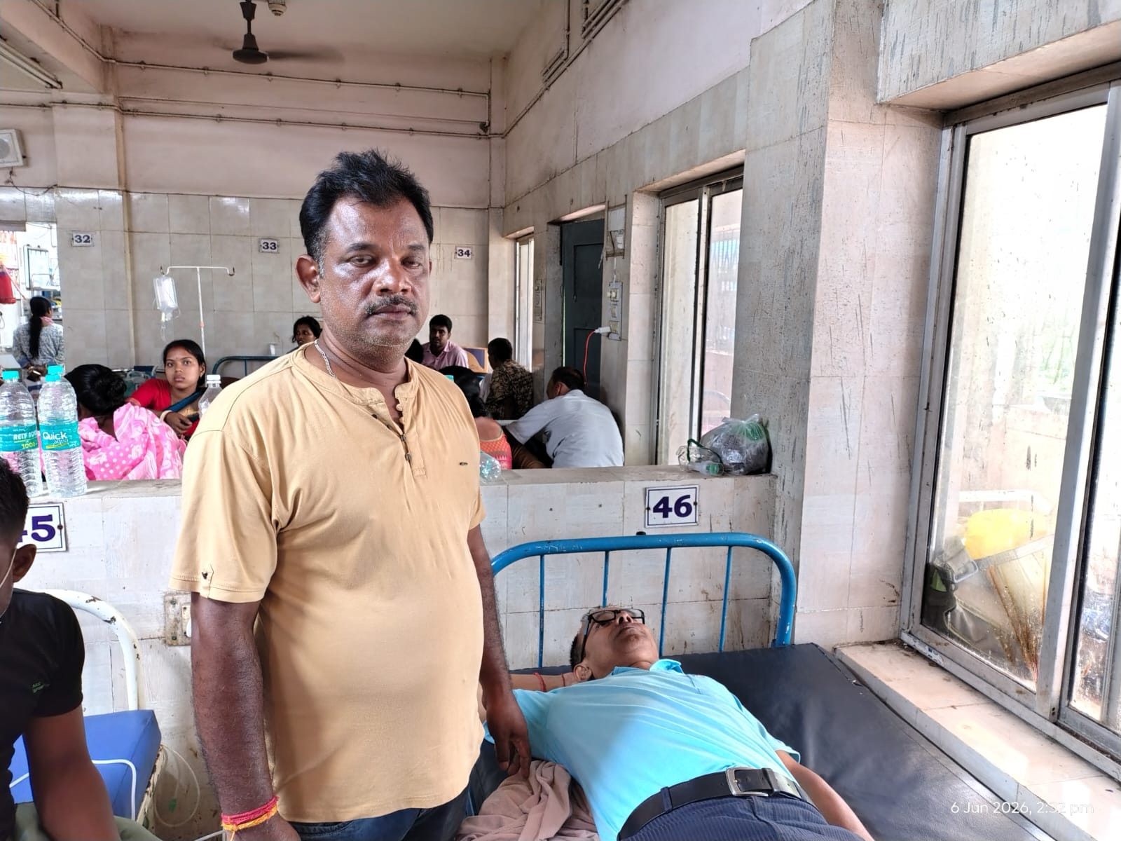 ৩৫ বছরের পুরনো সার্টিফিকেট চাইতেই তাণ্ডব ! স্কুলের মধ্যেই শিক্ষককে মারধরের অভিযোগ
