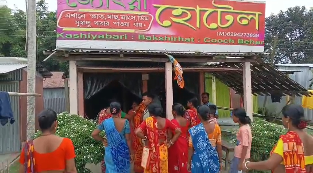 আর নয় মদের কারবার ! কাশিয়াবাড়ি বাজারে দোকানে দোকানে গিয়ে প্রতিবাদ গ্রামবাসী মহিলাদের