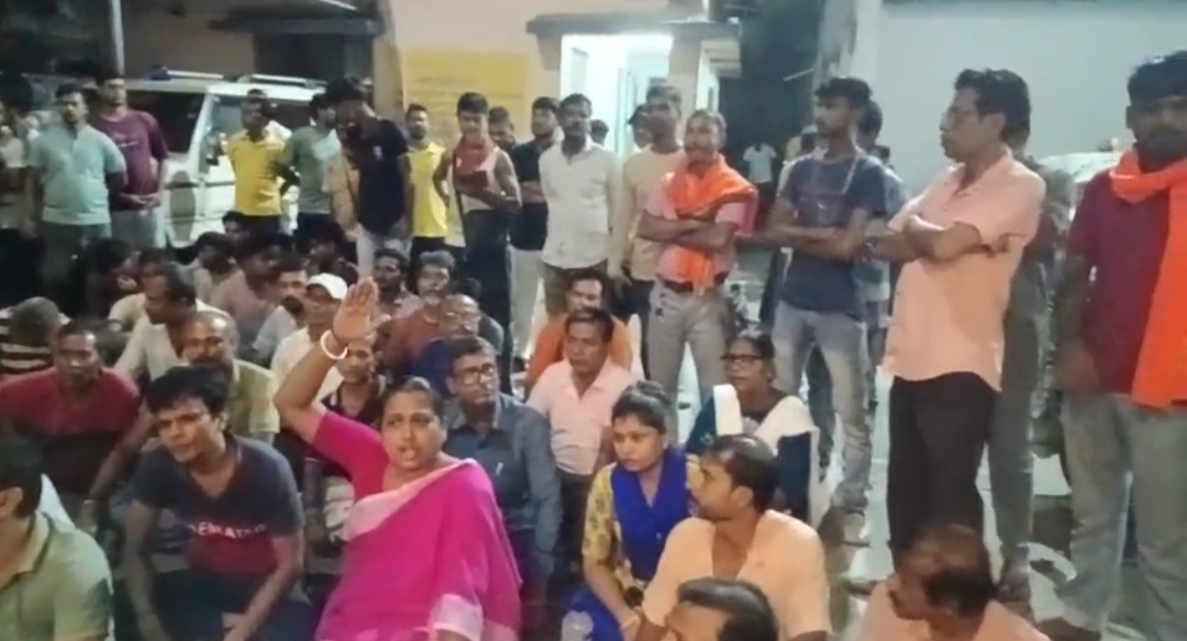 ত্রাণ কেলেঙ্কারিতে অভিযুক্ত তৃণমূলের ব্লক সভাপতি জামিন! জয়নগর থানার আইসির ভূমিকা নিয়ে ধর্নায় বিজেপি