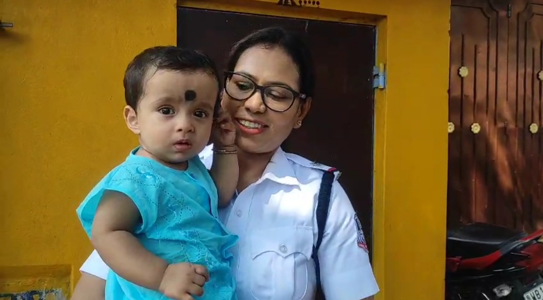 মায়ের দায়িত্ব ভাগ করে নিলেন মহিলা পুলিশকর্মী, হুগলীর পরীক্ষাকেন্দ্রে মানবিকতার ছোঁয়া