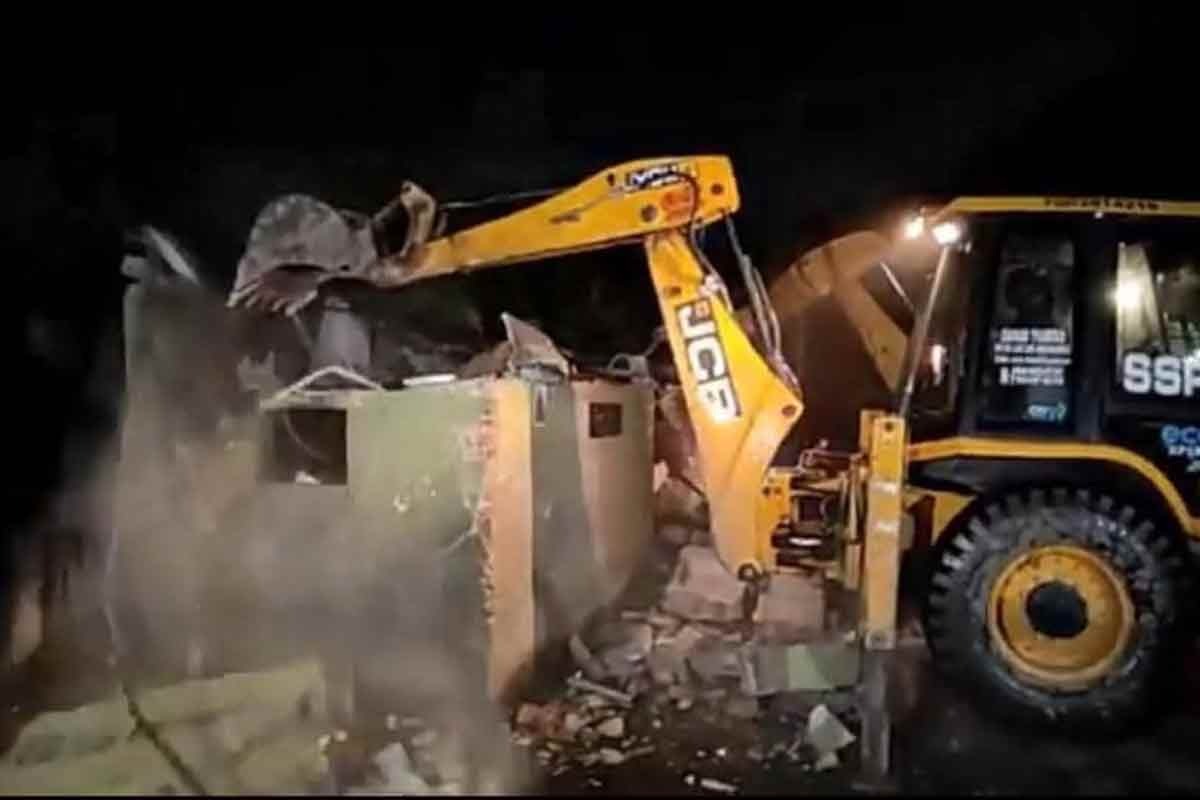 যাদবপুরে বুলডোজার অভিযান ঘিরে রাতভর উত্তেজনা , আটক সৃজন সহ একাধিক