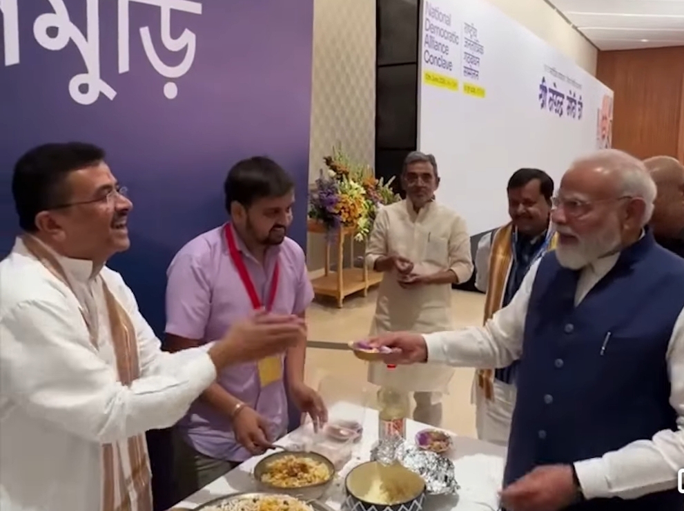 দিল্লিতে এনডিএ বৈঠকে ফের ঝালমুড়ি , নিজের হাতে মোদিকে পরিবেশন করলেন শুভেন্দু