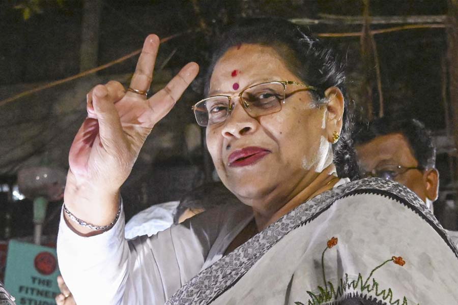 তৃণমূলে বড় রদবদল , বিদ্রোহী শিবিরে নাম লেখাতেই পদ খোয়ালেন মালা রায়
