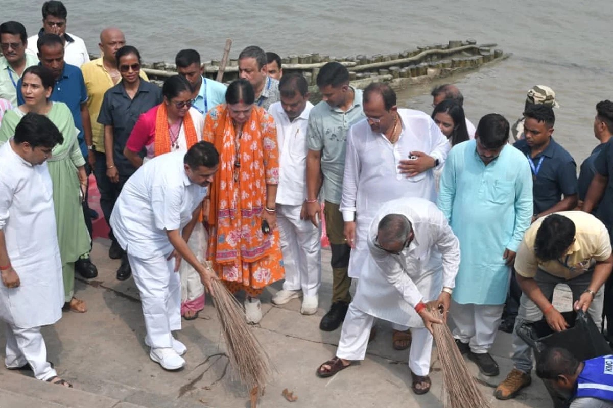 সাতসকালে ঝাঁড়ু হাতে মুখ্যমন্ত্রী , বাগবাজার ঘাটে স্বচ্ছতার বার্তা শুভেন্দুর