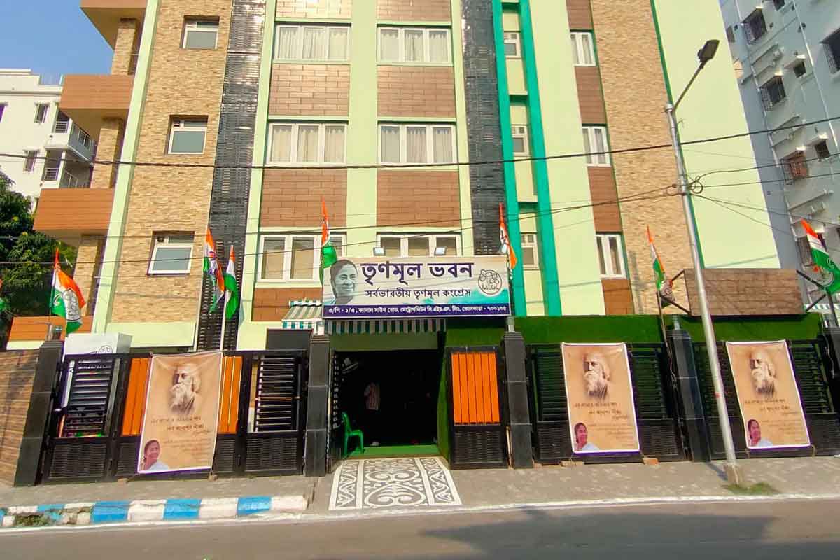 ভাঙনের আবহে বন্ধ হচ্ছে তৃণমূল ভবন , বাইপাসের কার্যালয়ের জিনিসপত্র গুটিয়ে নেওয়া শুরু