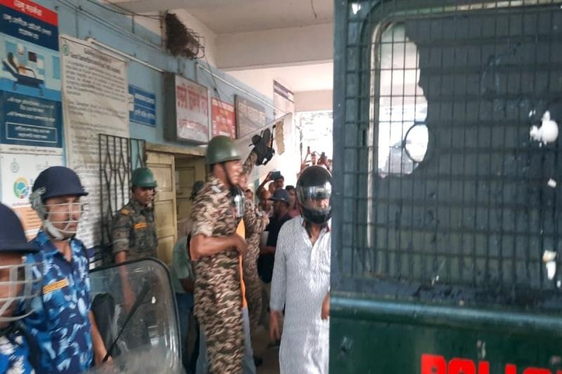 হেলমেট পরিয়েও হল না শেষ রক্ষা , থানা থেকে বেরোতেই উদয়ন গুহকে লক্ষ্য করে শুরু ডিমবৃষ্টি