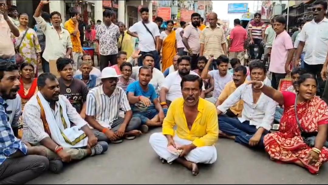 বড়মার মন্দির চত্বরে ডালা বিক্রেতাদের বিক্ষোভ , আশ্বাসে কাটল অচলাবস্থা